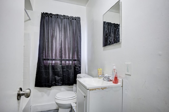 full bath featuring toilet, vanity, and a shower with curtain