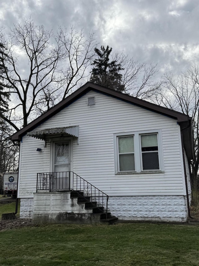 view of front of home featuring a front yard