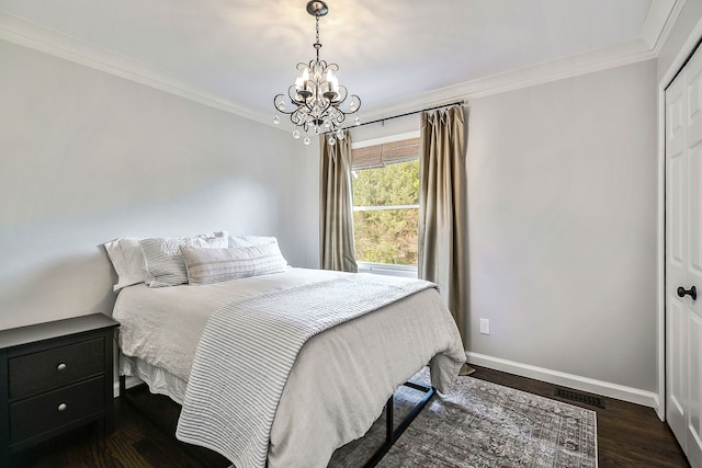 bedroom featuring wood finished floors, visible vents, baseboards, an inviting chandelier, and ornamental molding