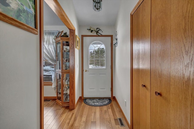 entryway featuring visible vents, baseboards, and light wood-style floors