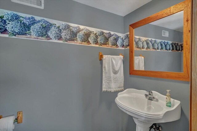 bathroom featuring a sink and visible vents