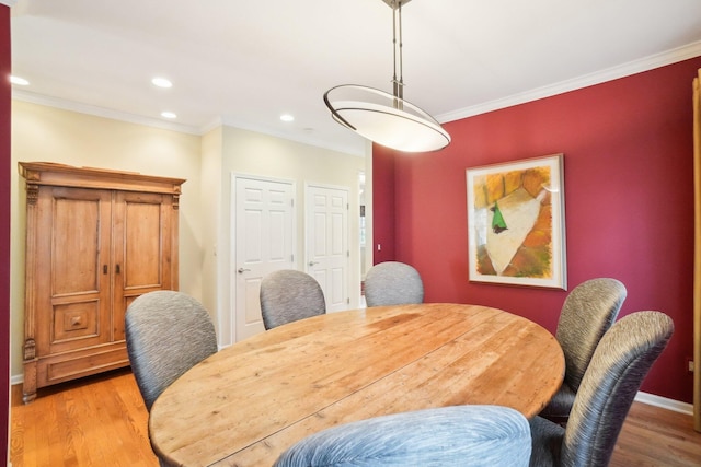 dining area featuring baseboards, ornamental molding, wood finished floors, and recessed lighting