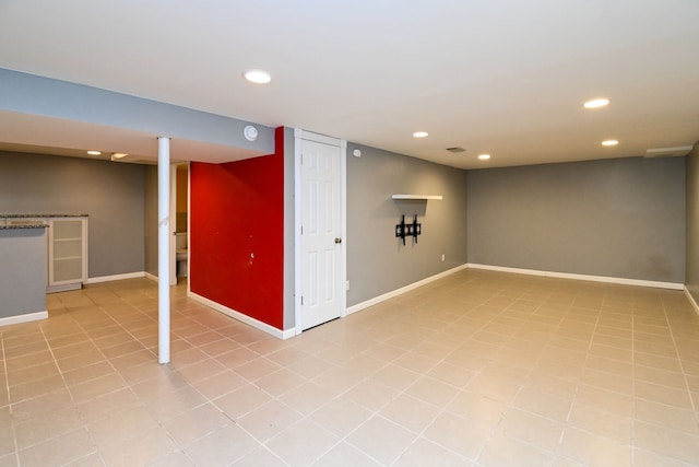 finished basement featuring visible vents, recessed lighting, and baseboards