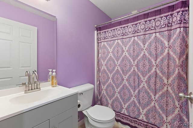 full bathroom featuring vanity, a shower with shower curtain, and toilet