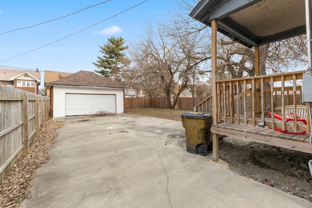 view of yard with an outdoor structure, a fenced backyard, and a detached garage