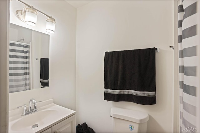 full bath with toilet, a shower with curtain, and vanity