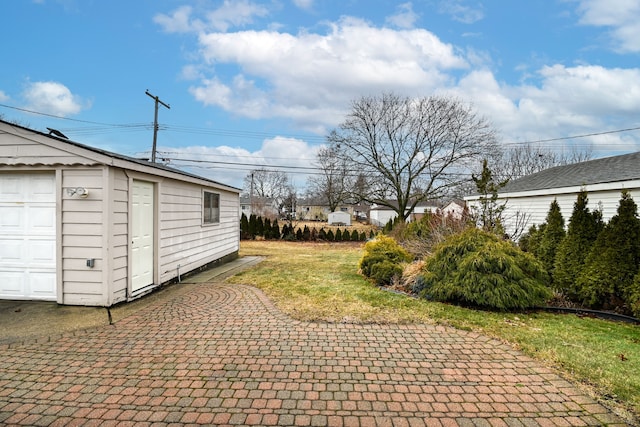 view of yard featuring an outdoor structure