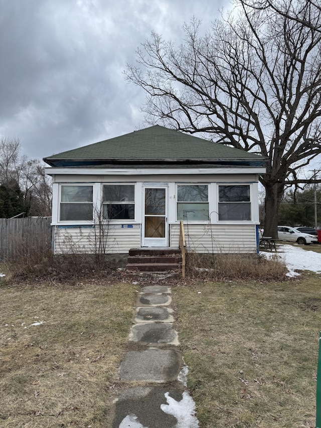 bungalow featuring entry steps and a front yard