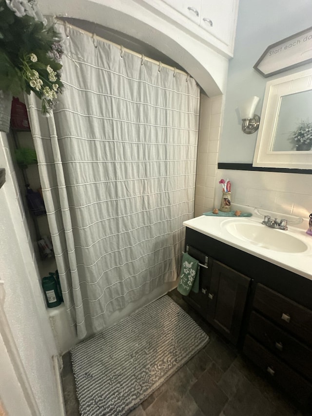 full bath featuring a shower with curtain and vanity