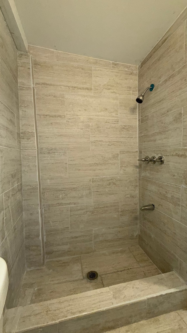 full bathroom featuring tiled shower