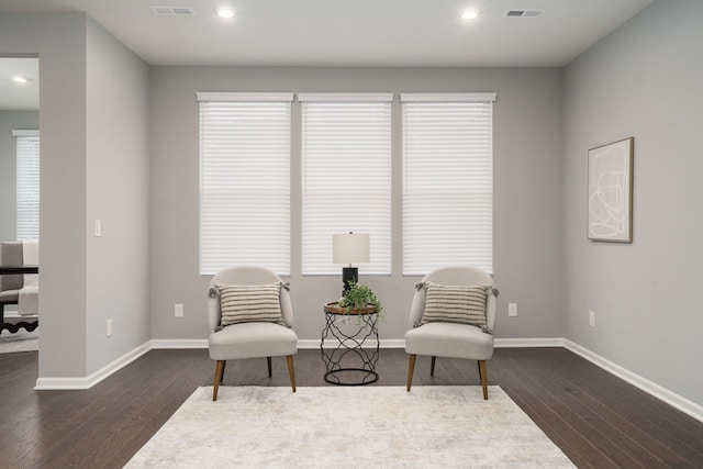 living area with dark wood-type flooring, recessed lighting, visible vents, and baseboards