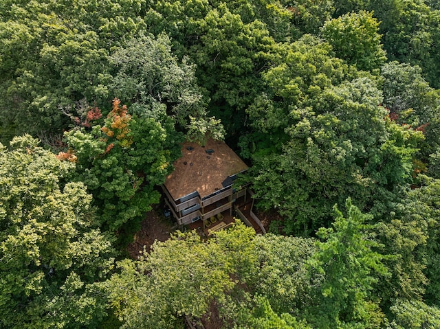 bird's eye view featuring a wooded view