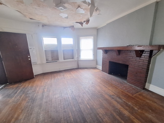 137 Elmhurst St, Highland Park, MI 48203 - unfurnished living room featuring wood-type flooring, a fireplace, and baseboards