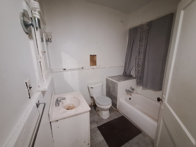 137 Elmhurst St, Highland Park, MI 48203 - full bath featuring a tub to relax in, vanity, and toilet