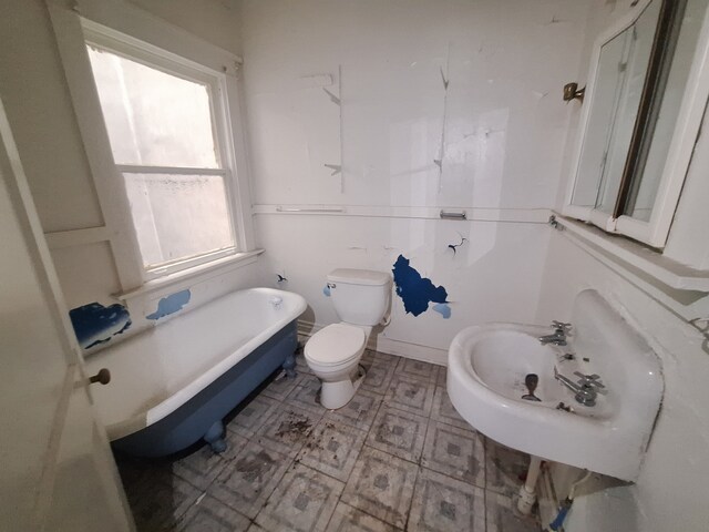 137 Elmhurst St, Highland Park, MI 48203 - full bathroom with a sink, a freestanding bath, and toilet