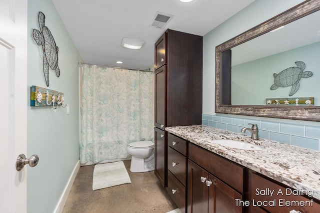 bathroom with tasteful backsplash, visible vents, toilet, a shower with curtain, and baseboards