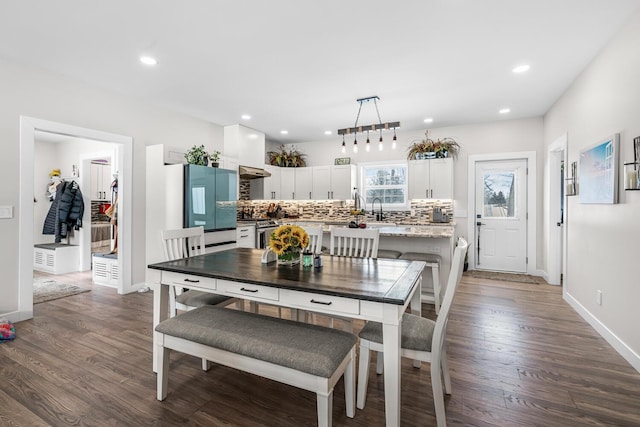 dining space featuring dark wood-style floors, recessed lighting, and baseboards