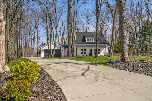 view of front of property featuring a front lawn, driveway, and a porch