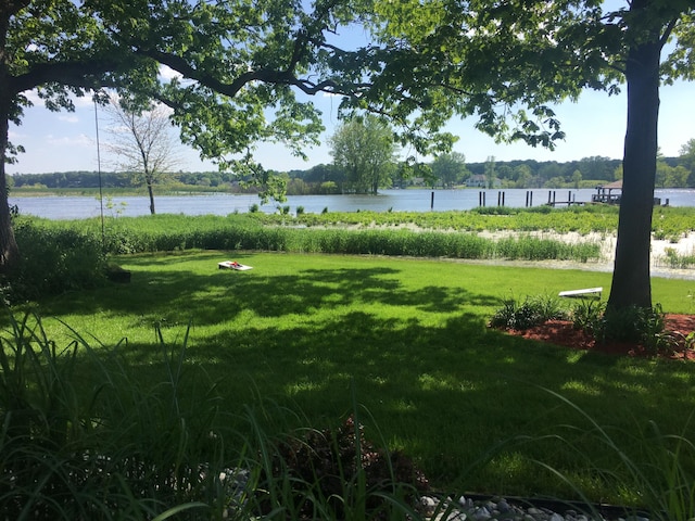 view of yard featuring a water view