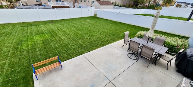 view of yard featuring outdoor dining area, a patio area, and a fenced backyard