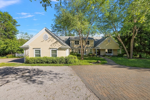 view of front of property featuring a front yard