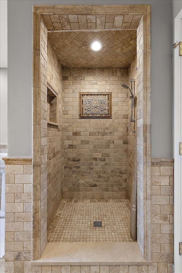 full bath with tiled shower