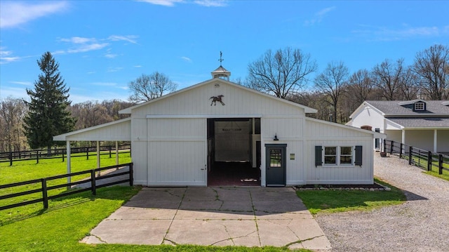 view of outdoor structure featuring fence and an outdoor structure