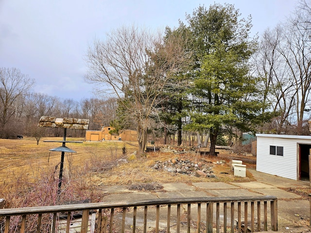 view of yard featuring an outbuilding