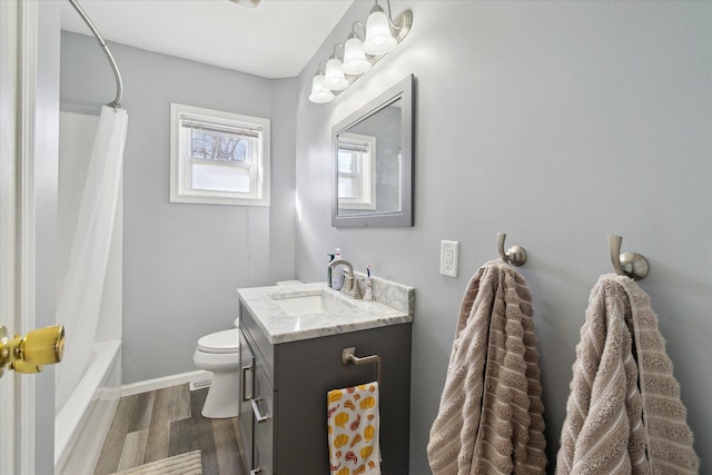 bathroom featuring shower / tub combo, baseboards, toilet, wood finished floors, and vanity