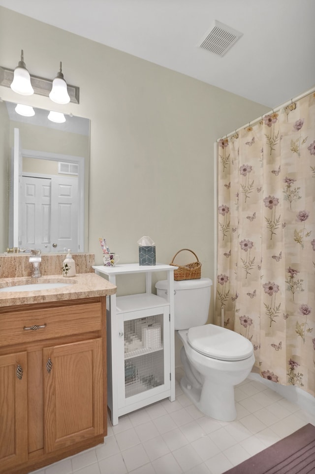 full bath featuring tile patterned flooring, toilet, vanity, visible vents, and a shower with curtain