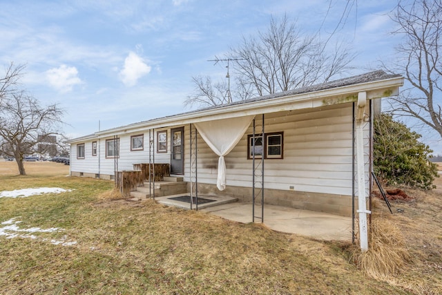 view of front of property with a front yard and a patio area