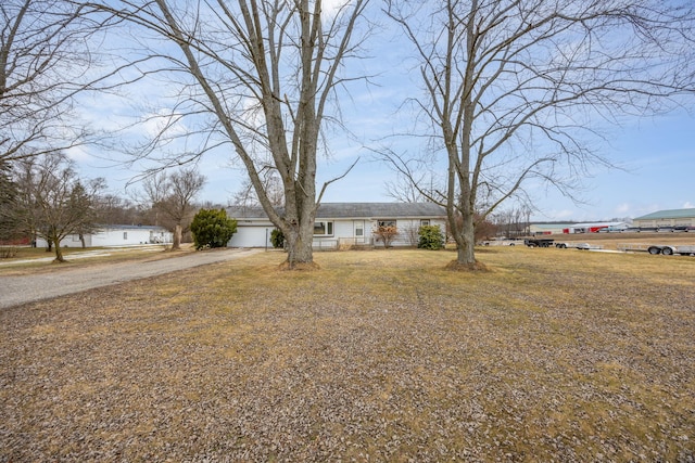 view of front facade featuring a garage and driveway