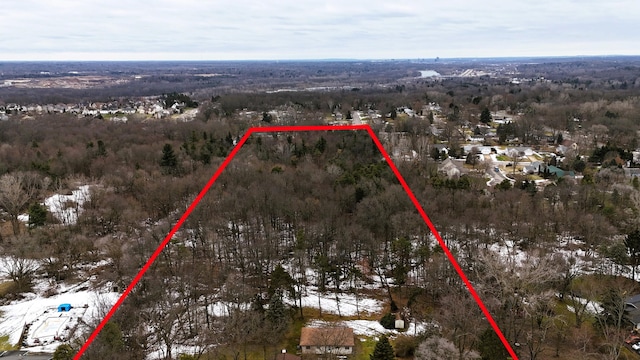 birds eye view of property featuring a forest view