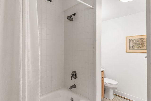 full bath with toilet, shower / bathtub combination with curtain, baseboards, and vanity