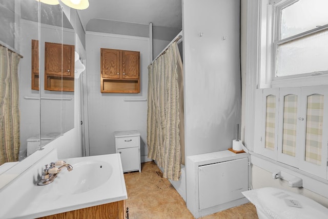 bathroom featuring a shower with curtain and vanity