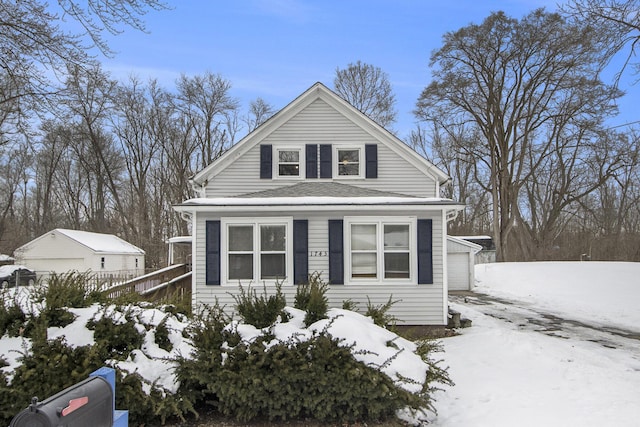 view of front of house with a detached garage