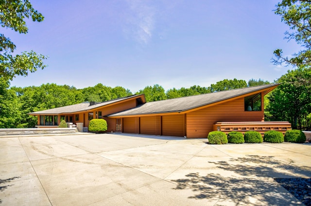 view of front of home with a garage and concrete driveway