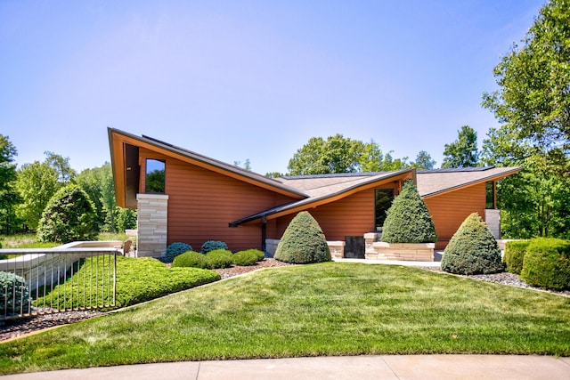 view of front of house featuring a front yard