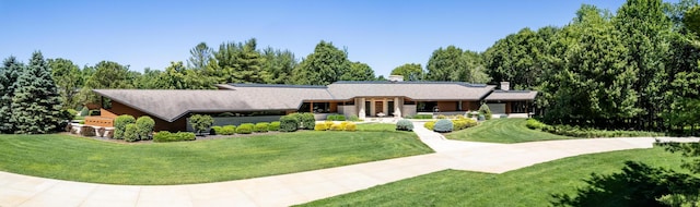 view of front of property featuring a front lawn