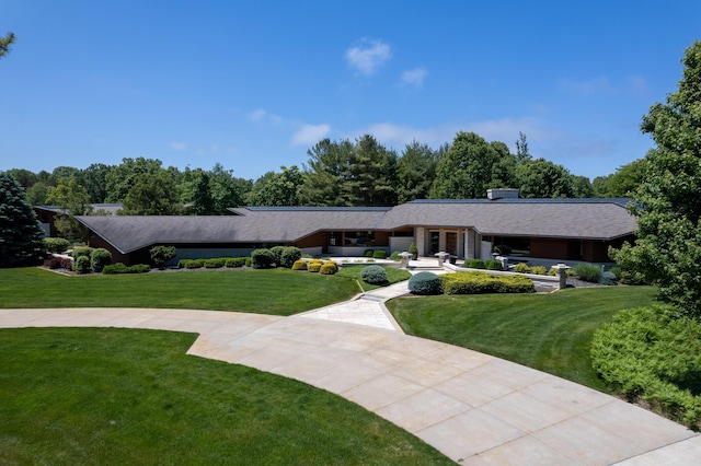 view of front of house featuring a front lawn