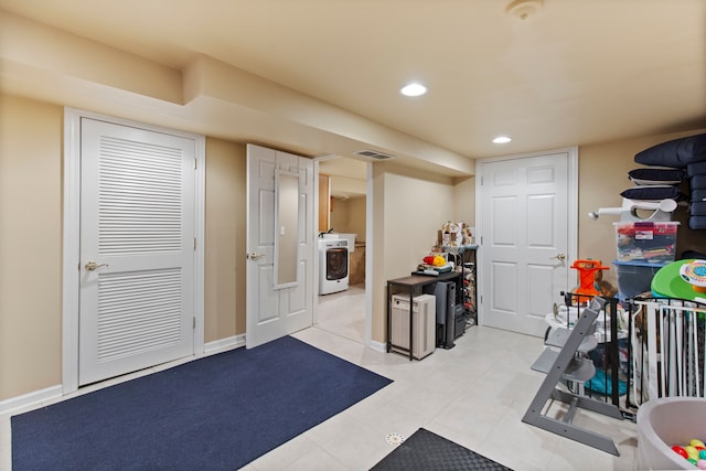 finished below grade area featuring visible vents, washer / clothes dryer, baseboards, and recessed lighting