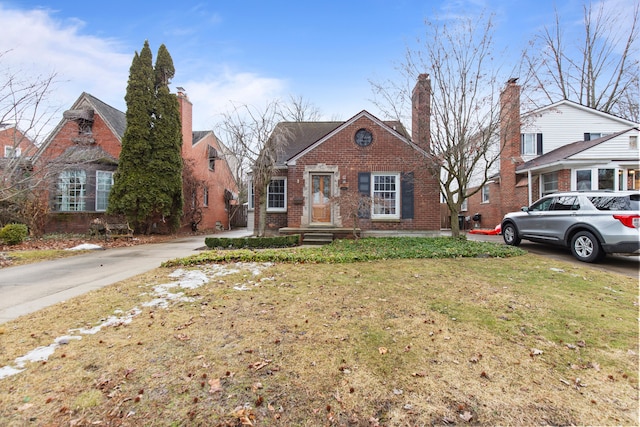 view of front facade featuring brick siding and a front lawn