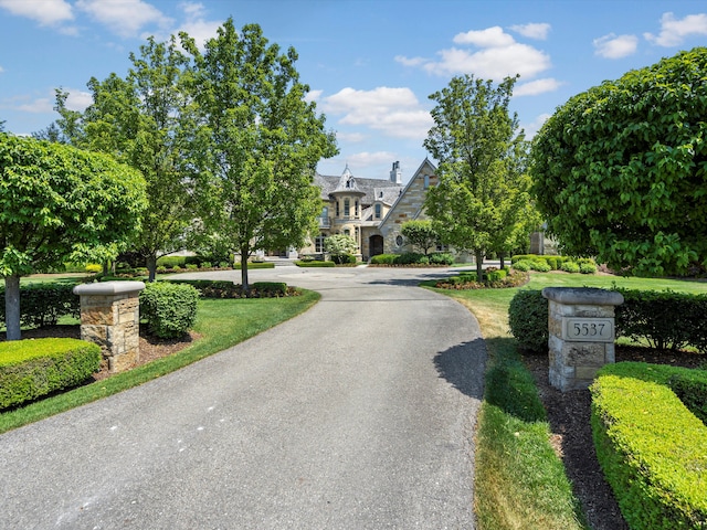 view of front of house with driveway