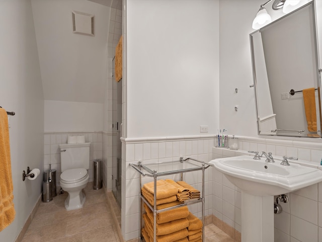 full bathroom with toilet, wainscoting, tile patterned flooring, and visible vents