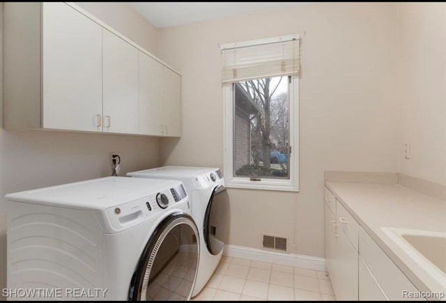 laundry room featuring cabinet space, baseboards, visible vents, independent washer and dryer, and a sink