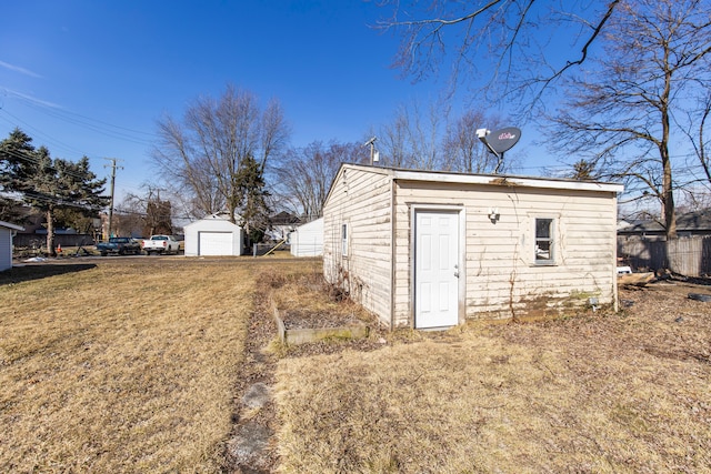 view of outdoor structure featuring an outbuilding