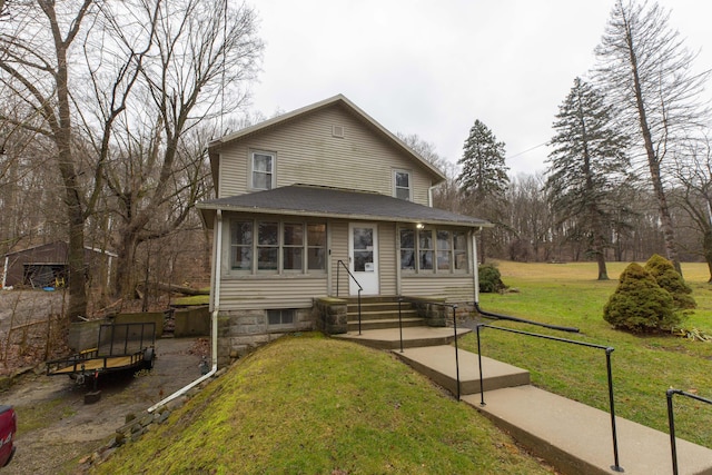 view of front facade with a front lawn