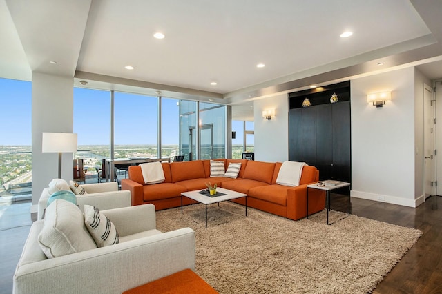 living room with expansive windows, dark wood-style flooring, recessed lighting, and baseboards