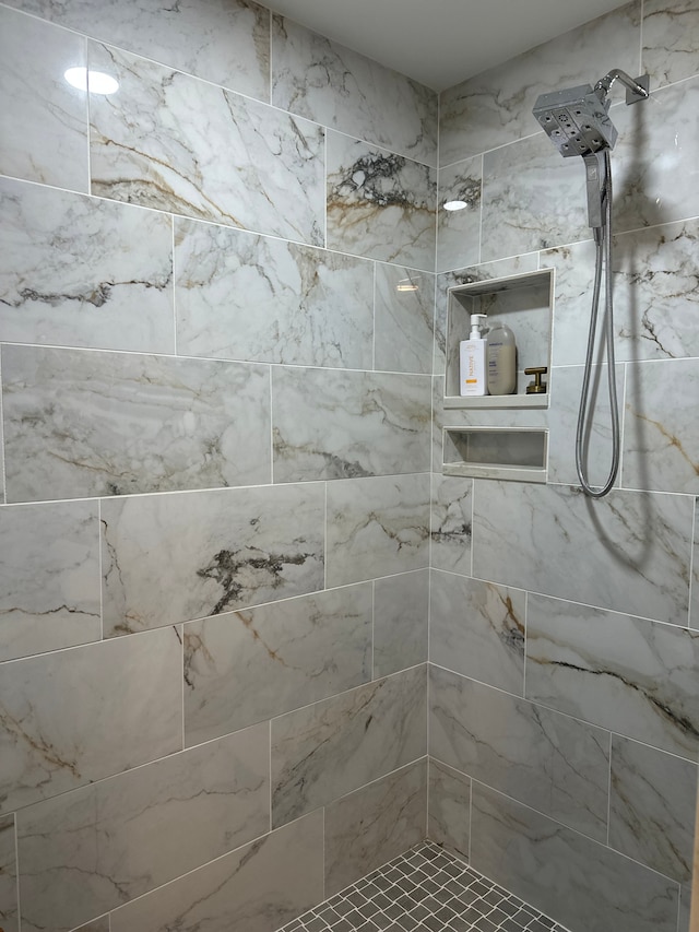 bathroom featuring a tile shower