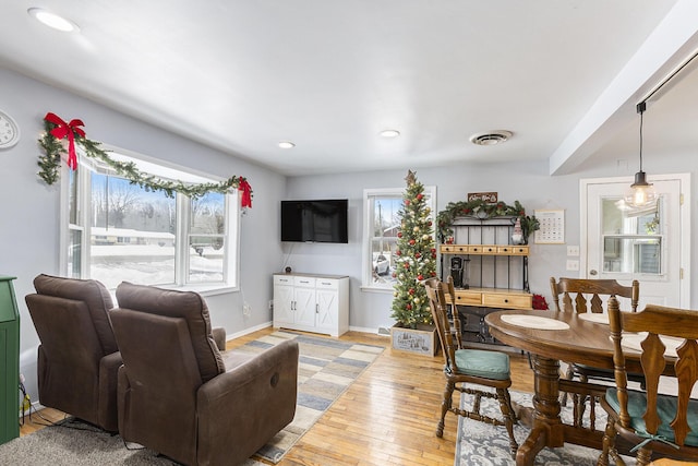 living area with light wood-type flooring, baseboards, visible vents, and recessed lighting